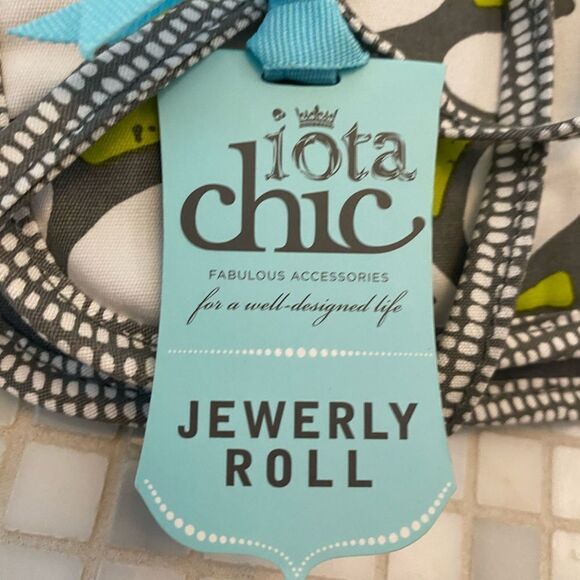 Iota Chic NWT Travel Jewelry Roll Storage Bag - Picture 2 of 10